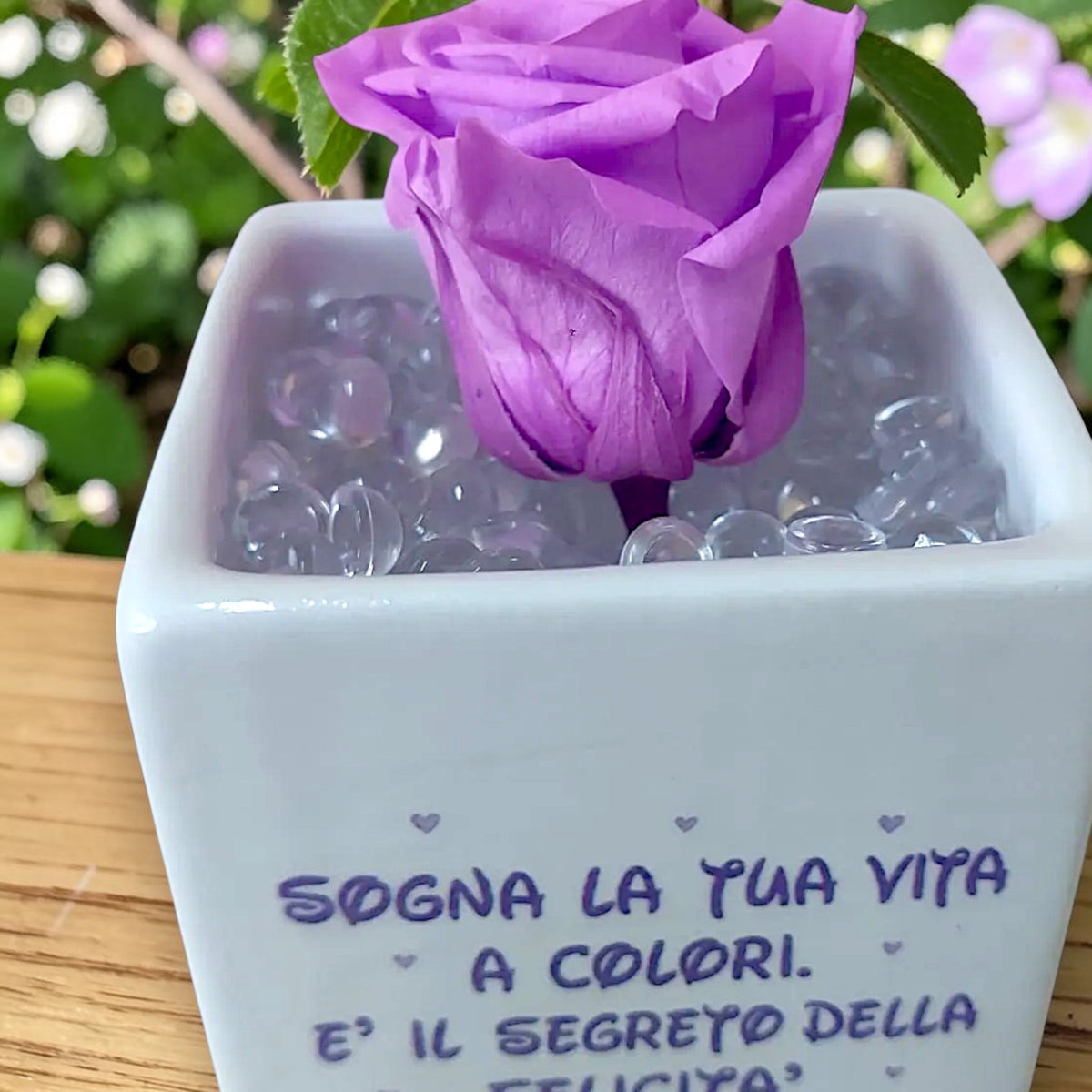 Vasetto a tema arcobaleno con rosa stabilizzata