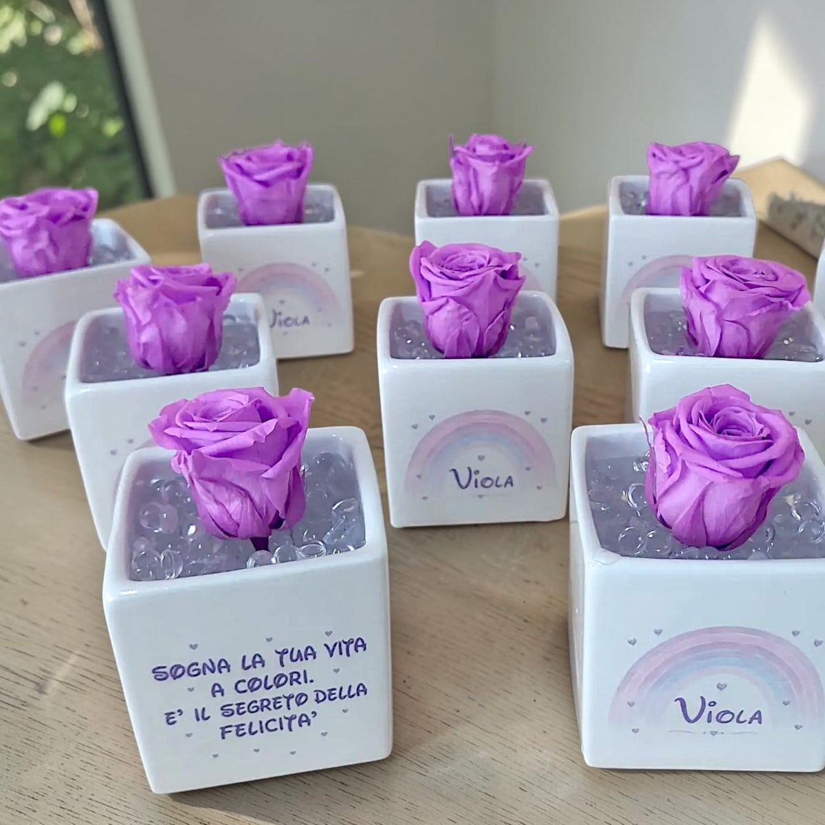 Vasetto a tema arcobaleno con rosa stabilizzata
